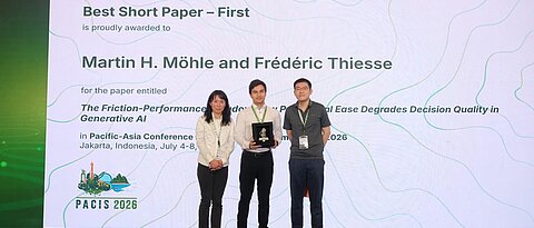 Verleihung des Best Short Paper Award an Martin Möhle auf der PACIS 2026 in Jakarta