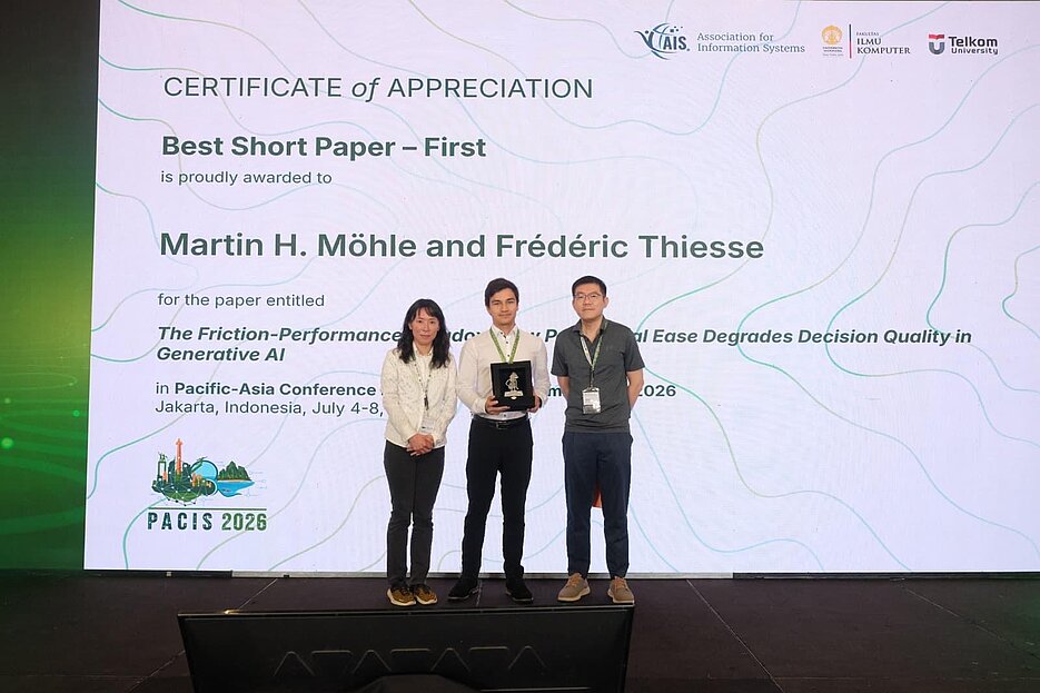 Verleihung des Best Short Paper Award an Martin Möhle auf der PACIS 2026 in Jakarta