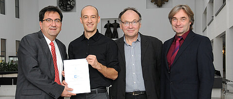 Gruppenbild nach der Unterzeichung des Kooperationsvertrags mit (v.l.): Dekan Toker Doganoglu, Gerdie Everaert (Gent), Johann Fehr und Studiendekan Martin Kukuk.