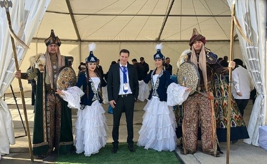 Stefan von Westberg (Mitte) bei der feierlichen Eröffnung einer WIKA-Fabrik in Kasachstan