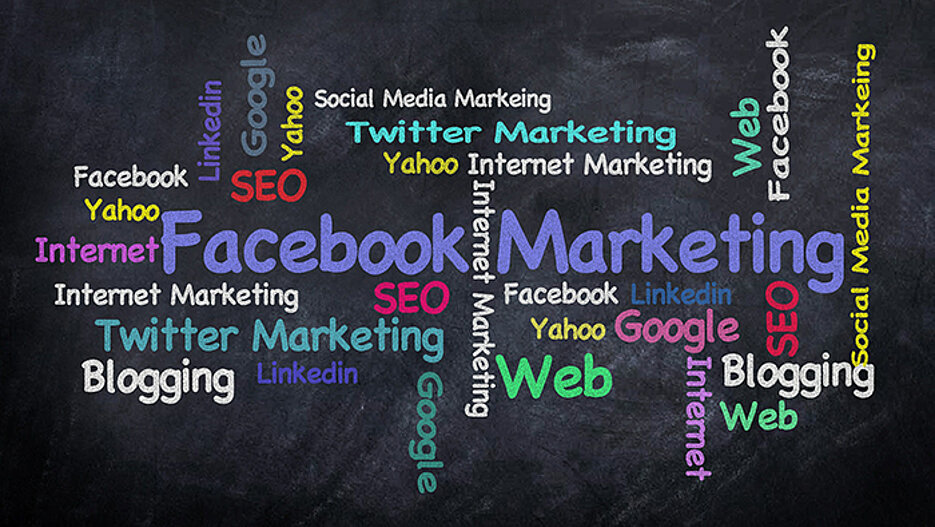 Schwarze Tafel, auf die farbige Schlagworte wie Online-Marketing, Blogging und die Namen verschiedener Social Media Kanäle geschrieben sind.
