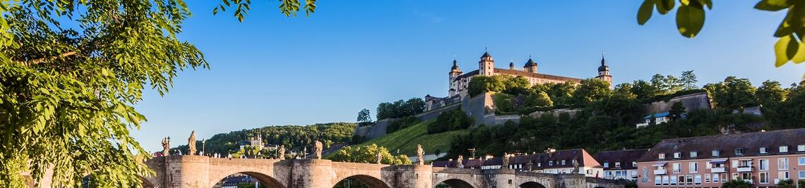 Alte Mainbrücke mit Festungsblick