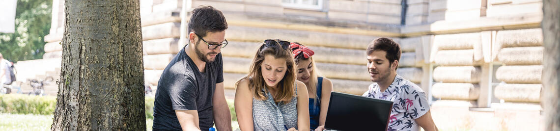 Studierende vor der Universität Würzburg