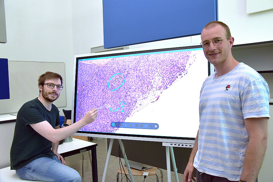 Matthias Griebel (rechts) und Philipp Sodmann entwickelten ein Deep-Learning-Modell, das mikroskopische Bilder auswerten kann.
