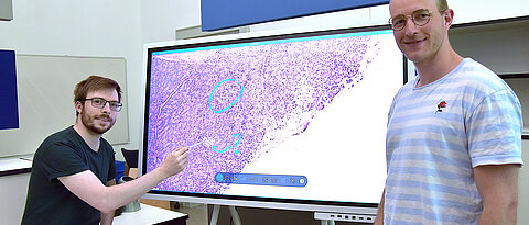 Matthias Griebel (rechts) und Philipp Sodmann entwickelten ein Deep-Learning-Modell, das mikroskopische Bilder auswerten kann.