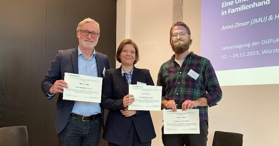 Von links: Prof. Dr. Holger Schramm, Zoe Olbermann und Fabian Mayer (Bild: Uni Würzburg)